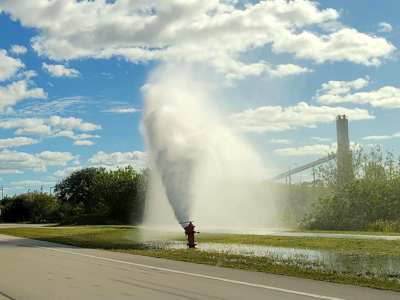 Vero Beach — Broken fire hydrant leak high-pressure water spout (2023, Vero Beach, Florida) 01