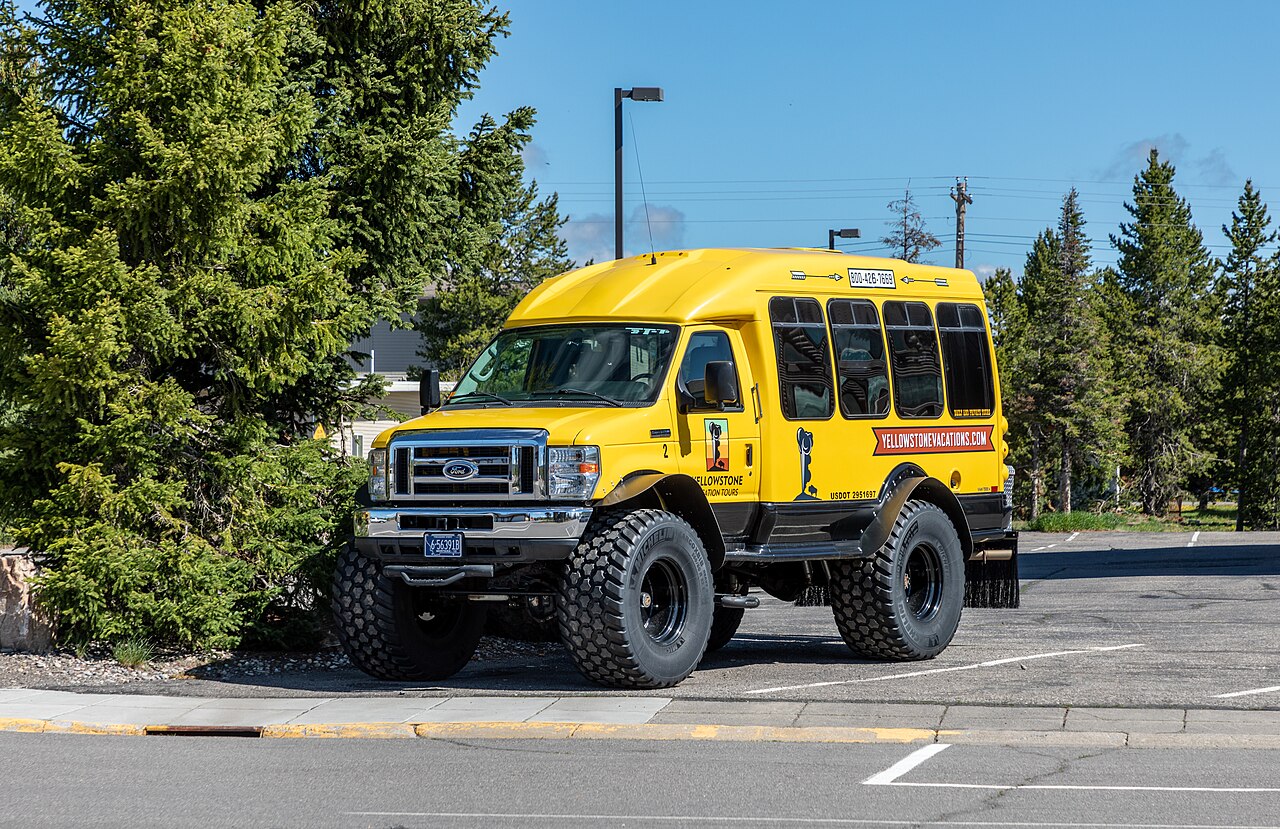 West Yellowstone &mdash; West Yellowstone (MT, USA), Yellowstone Avenue, Bus der Yellowstone Vacation Tours -- 2022 -- 2380