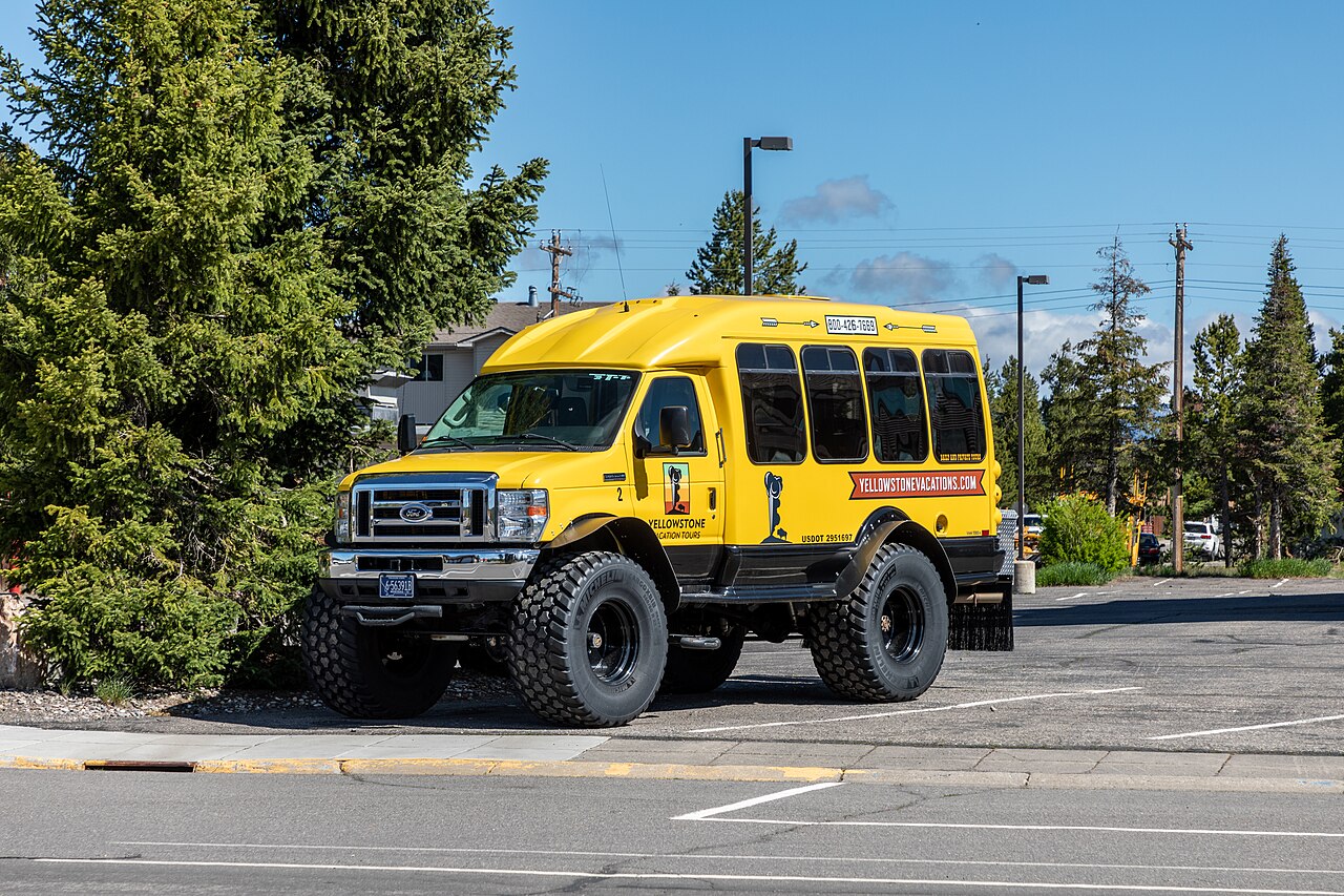 West Yellowstone &mdash; West Yellowstone (MT, USA), Yellowstone Avenue, Bus der Yellowstone Vacation Tours -- 2022 -- 2382