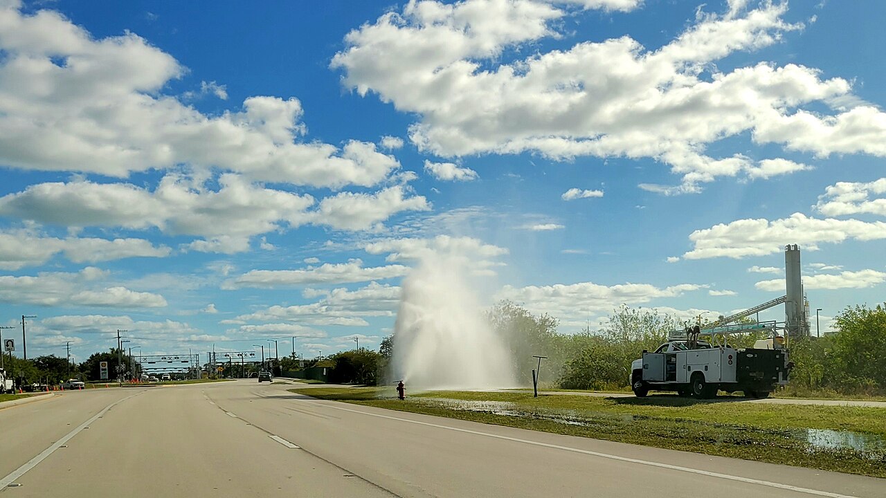 Vero Beach — Broken fire hydrant leak high pressure water spout (2023, Vero Beach, Florida) 02