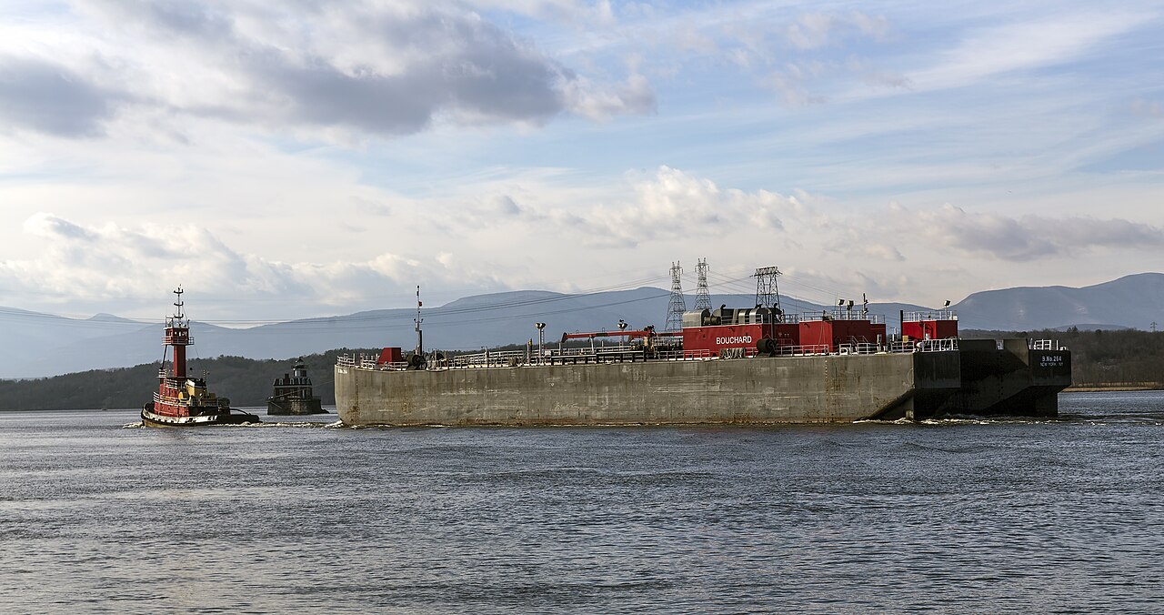 Hudson &mdash; Tug Evening Light and Barge 264 Hudson NY1