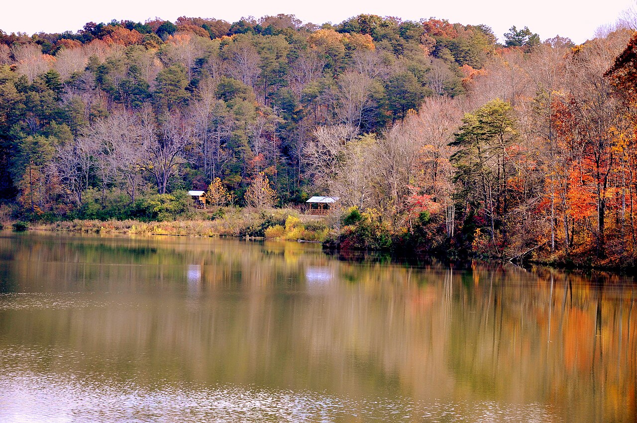 Dahlonega — Lake at Dahlonega Georgia - panoramio