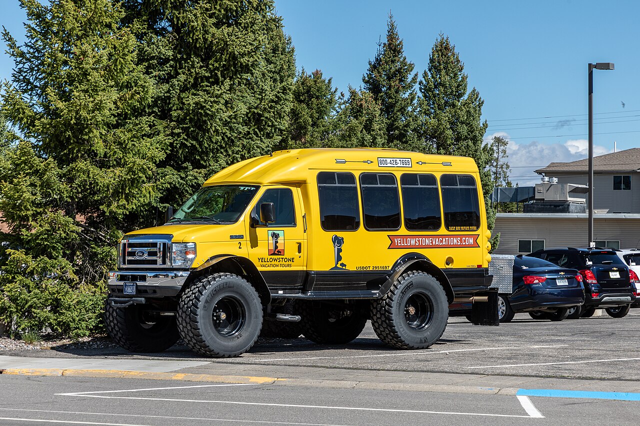 West Yellowstone &mdash; West Yellowstone (MT, USA), Yellowstone Avenue, Bus der Yellowstone Vacation Tours -- 2022 -- 2383