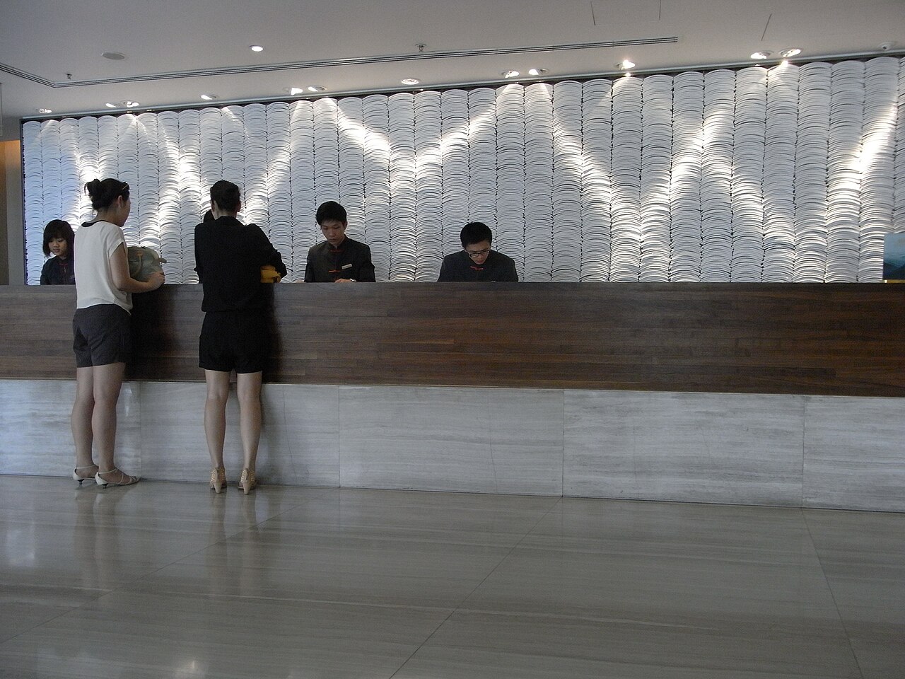 HK Shek Tong Tsui 香港盛貿飯店 Traders Hotel Hong Kong Check-In service counter Aug-2010