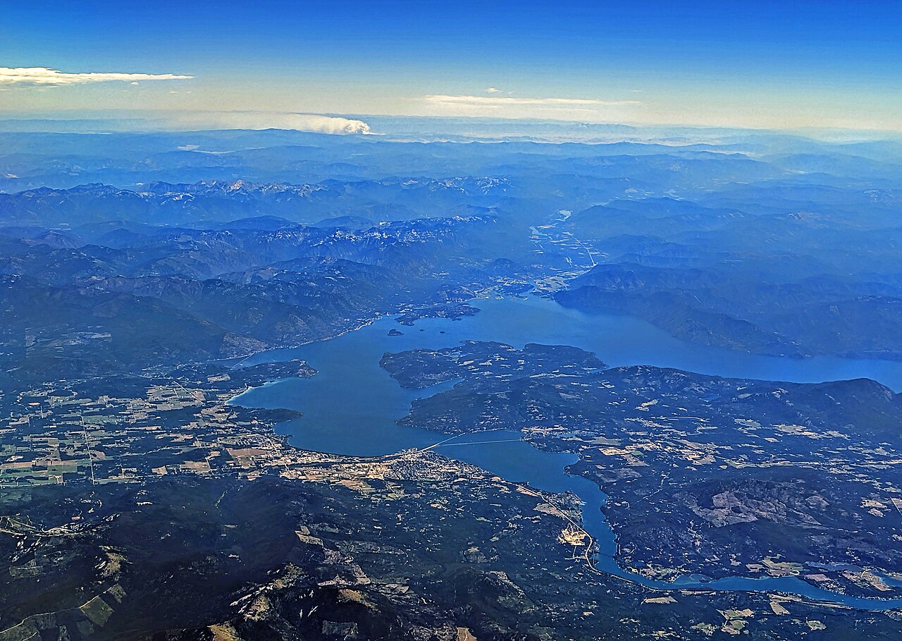 Sandpoint &mdash; Sandpoint and Lake Pend Oreille and Elmo fire plume aerial